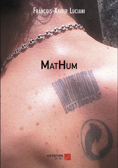 dos d'un homme où figurent deux tatouages : un code barre et un sigle de recyclage