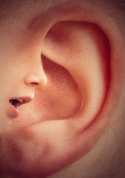 une bouche parle dans une oreille